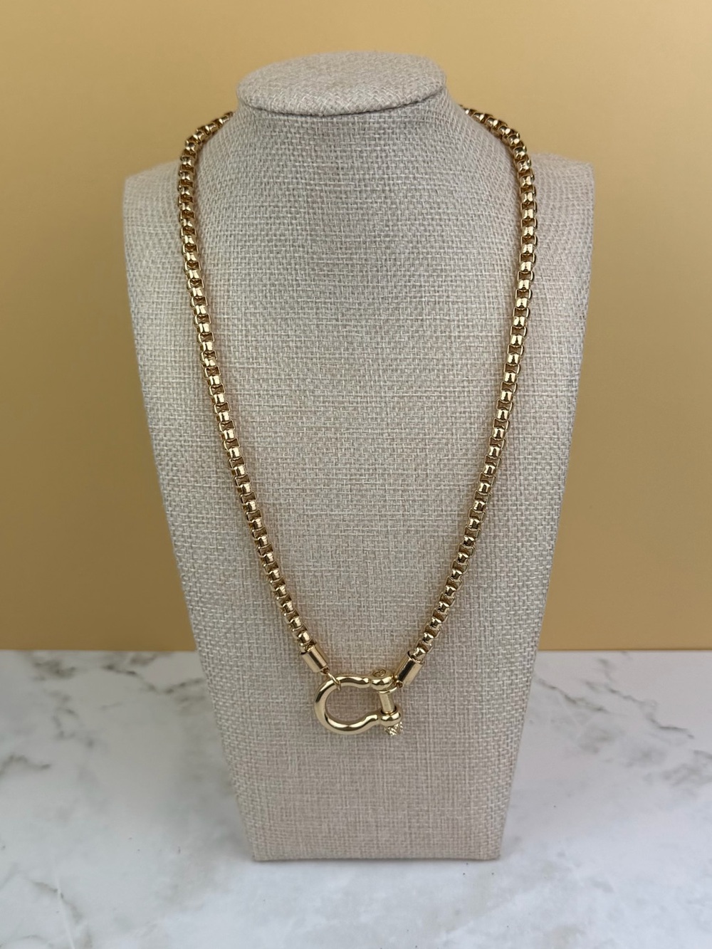Chic Gold Tone Box Chain Necklace with Statement Horseshoe Shackle Accent
